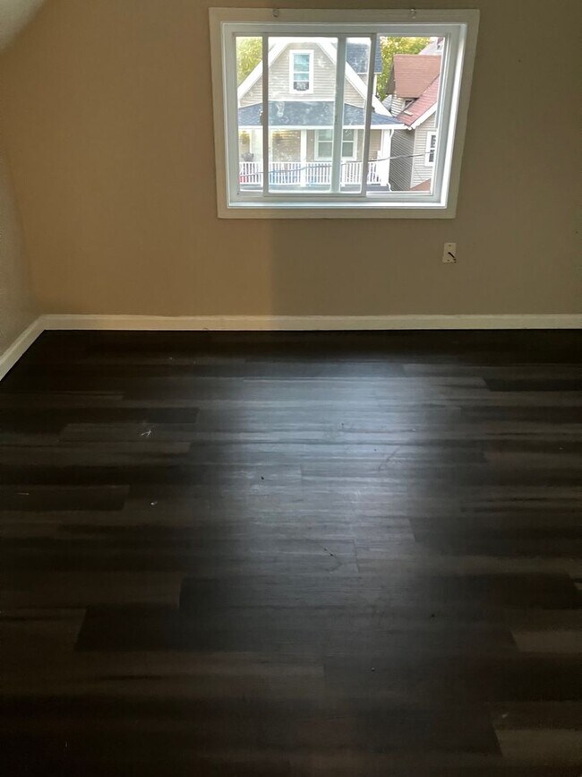 Building Photo - 2231 W 104th St