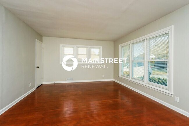 Building Photo - 2 Bedroom Pet-Friendly Home in Louisville, KY with Main Street Renewal