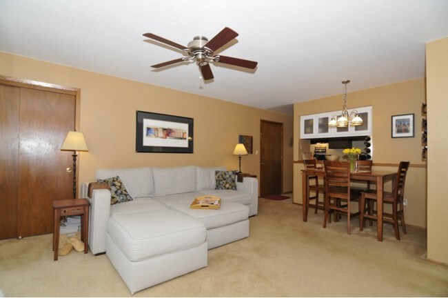 Building Photo - 1551 S Carriage Ln