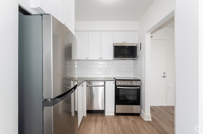 1BR, 1BA - 583SF - Kitchen - 36 River Road East