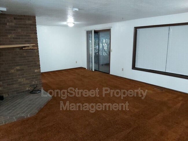 Foto del edificio - 3662 NW Tyler Pl