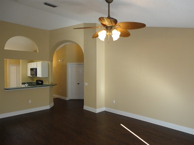 Building Photo - 6785 Bermuda Ave