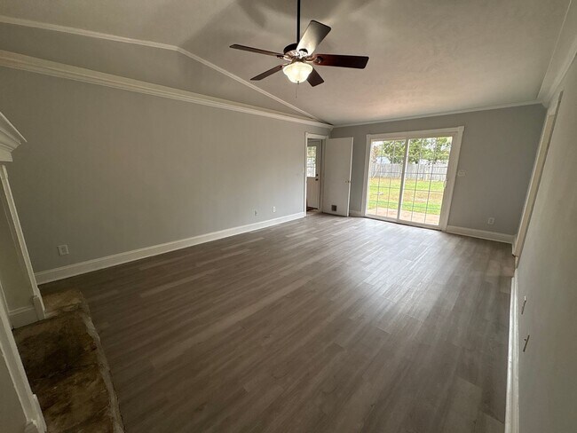 Foto del edificio - 3346 Ravenwood Dr