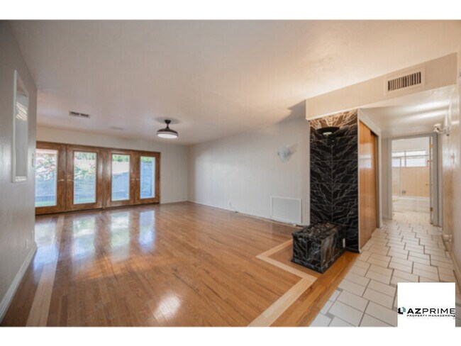 Building Photo - Bright &amp; Spacious 3/2 Phoenix House!