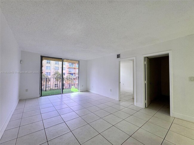 Building Photo - 9350 Fontainebleau Blvd