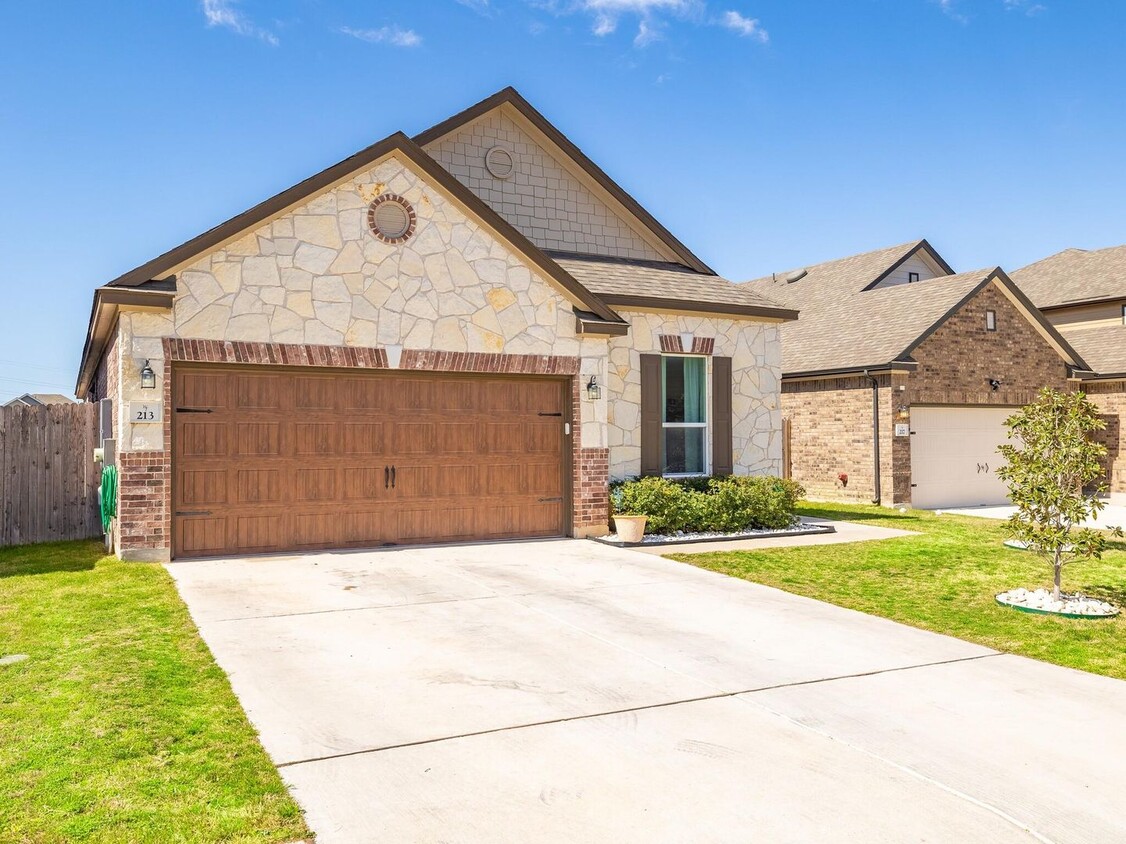 Primary Photo - 213 Schneider, Austin, TX 78728