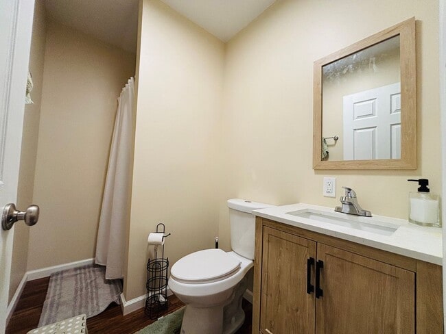 Building Photo - Spacious 4 Bedroom, 3.5 Bath House in New River Village