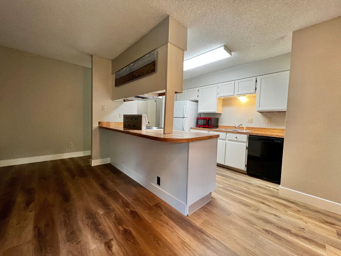 Foto principal - 3 Bedroom 2 Bathroom Ranch Style Home!