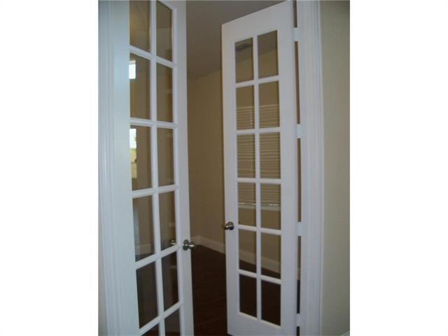 Building Photo - 2560 Valley Glen Dr