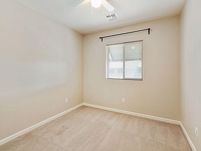 Foto del edificio - New 3 Bd, 2.5 Ba townhouse on the light rail in Mesa