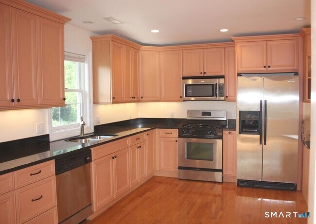 Foto del edificio - 675 High Ridge Rd