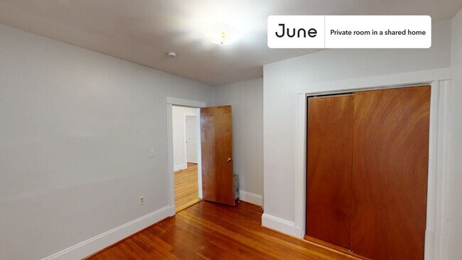Foto del edificio - Private bedroom in 4 bed/1 bath Home