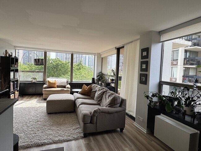 Foto del edificio - 1460 N Sandburg Terrace