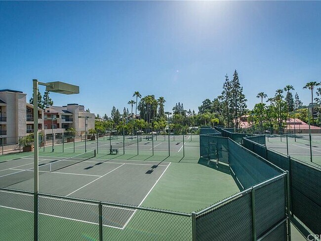Foto del edificio - 21450 Burbank Blvd