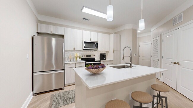 Cocina recientemente renovada con barra de desayuno - The Retreat at Quail North Apartments
