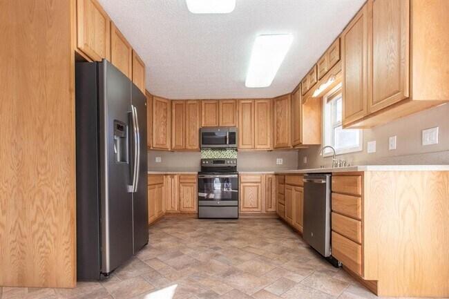 Foto del edificio - 3 Bed 1 Bath Town House Large Fenced yard