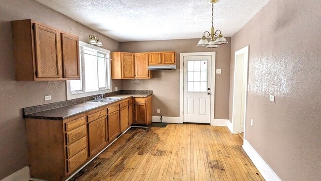 Foto del edificio - 1984 Hoyt- Large 3 bedroom 2 bath home