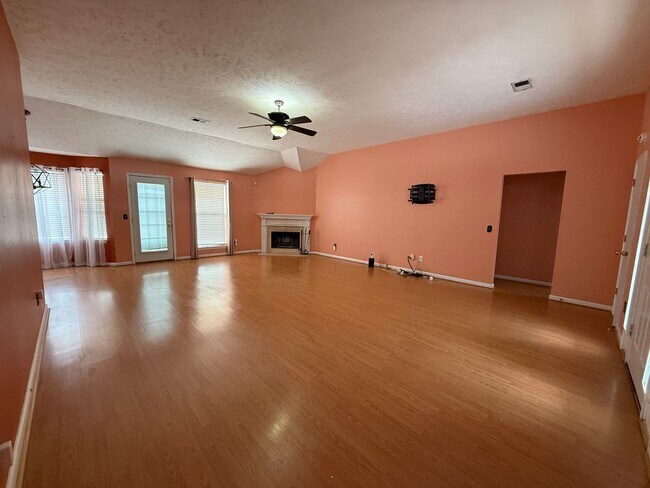 Foto del edificio - Charming Open-Concept Home in LaVergne