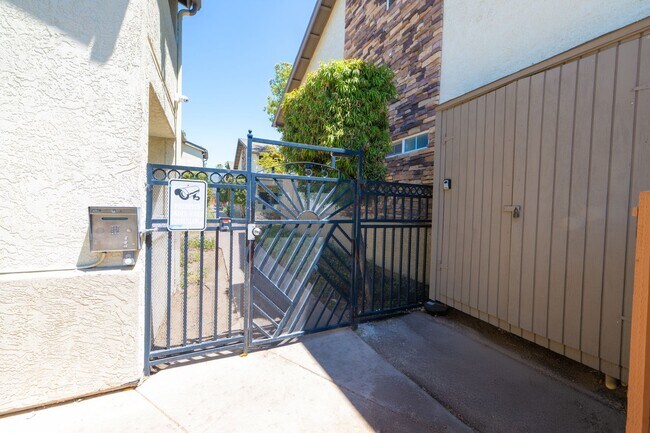 Building Photo - 3BR/2BA Condo in El Cajon!