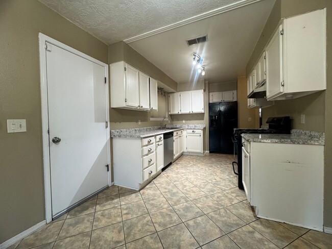 Building Photo - 836 Agate Rd