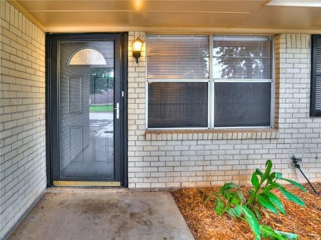 Building Photo - 2215 Beverly Hills St