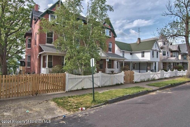 Building Photo - 533 Quincy Ave