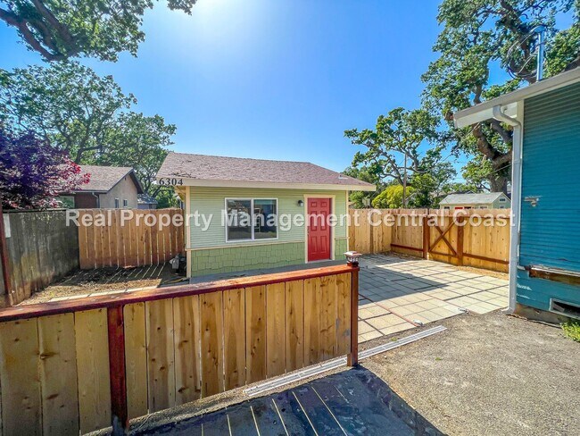 Building Photo - AVAILABLE JANUARY - 1 Bedroom / 1 Bath Ata...
