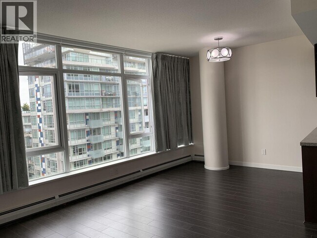 Photo du bâtiment - 108 W 1st Ave