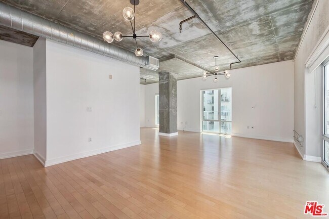 Foto del edificio - 645 W 9th St