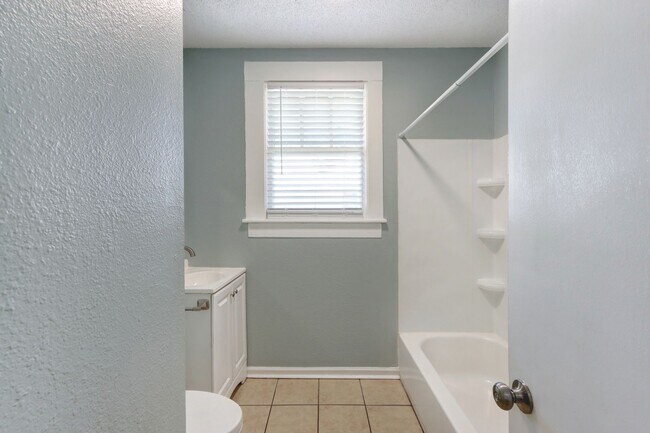 Foto del edificio - Four Bedroom - Two Bathroom - Single Famil...
