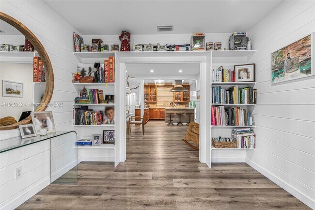 Building Photo - 6830 SW 69th Ave