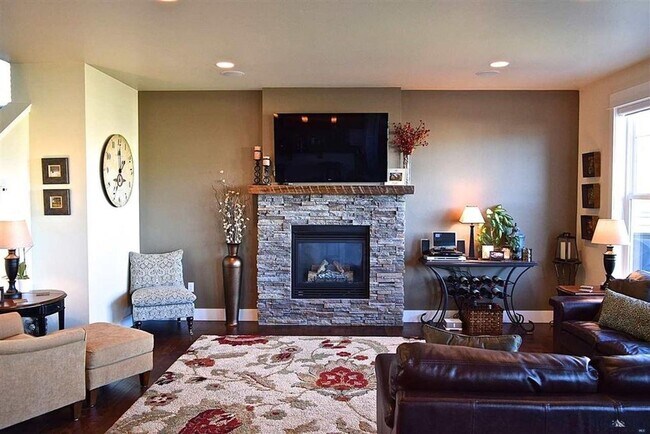 Foto del edificio - Gorgeous home in Loyal Garden Subdivision.