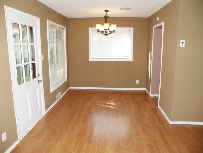 Building Photo - 3 Bed - 1 Full Bath Ranch for Rent!