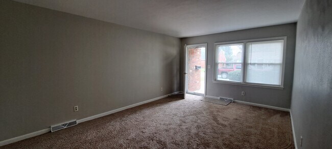 Building Photo - 3506 Queens Way