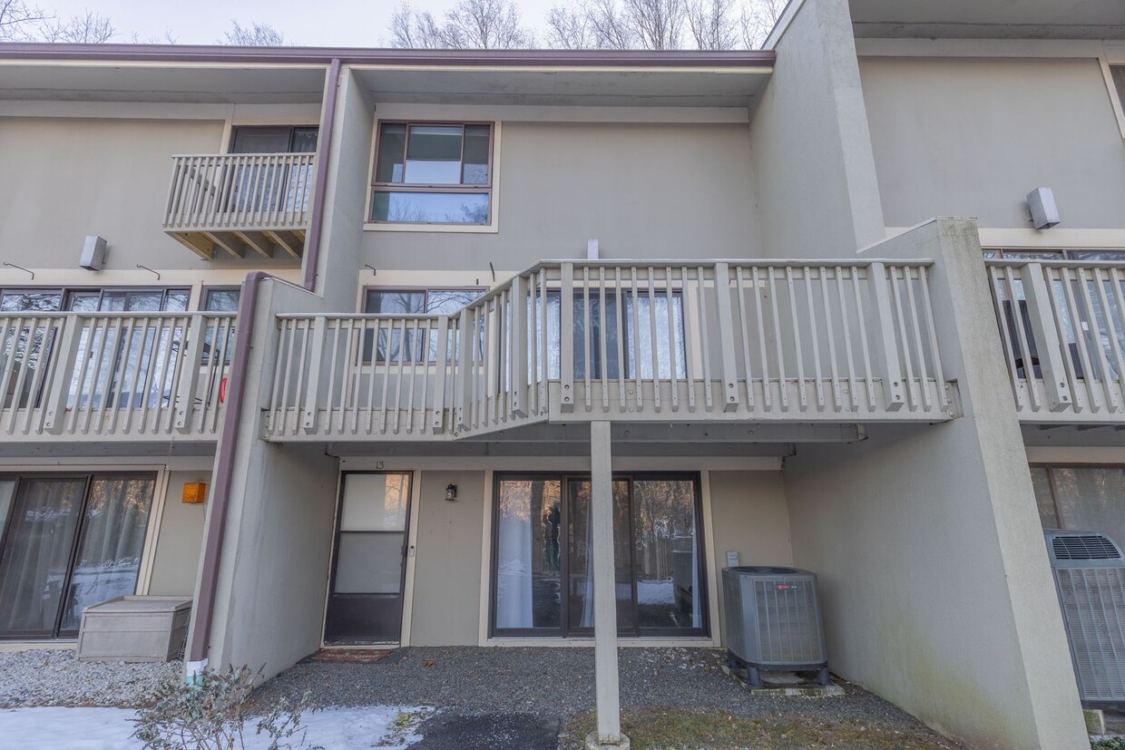 Foto principal - Well Maintained 3 Story, 2 Bedroom Condo