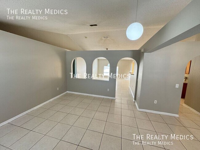 Building Photo - Charming 3-Bedroom Home in Poinciana – You...
