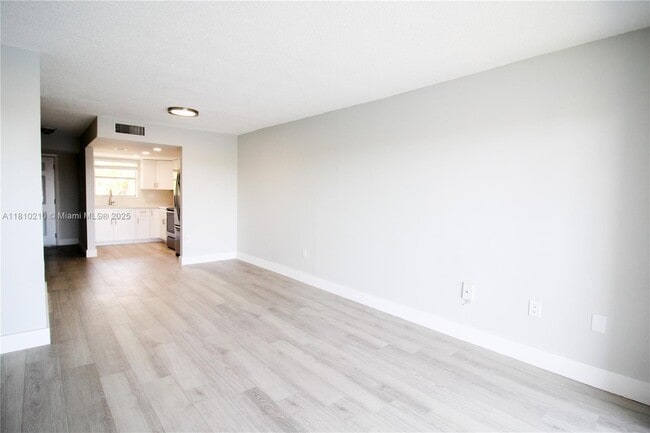 Building Photo - 9359 Fontainebleau Blvd
