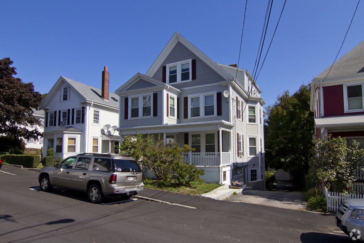 Building Photo - 25 Elm St