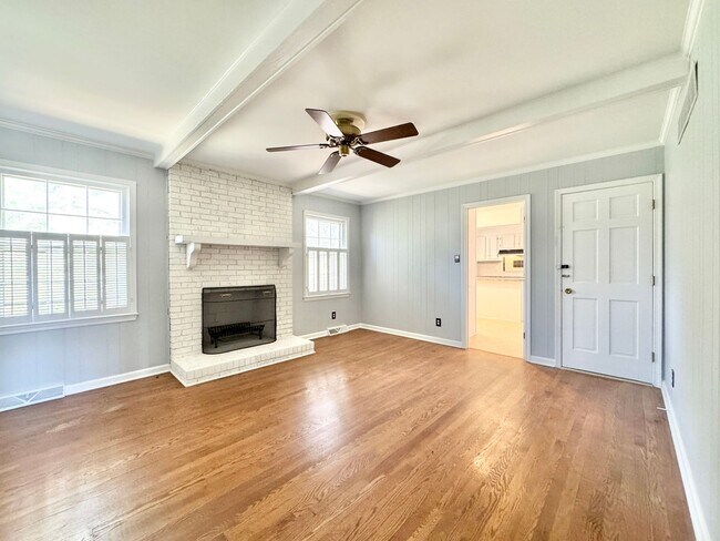 Foto del edificio - Updated 3 Bedroom Convenient to W Friendly Ave & New Garden Rd!