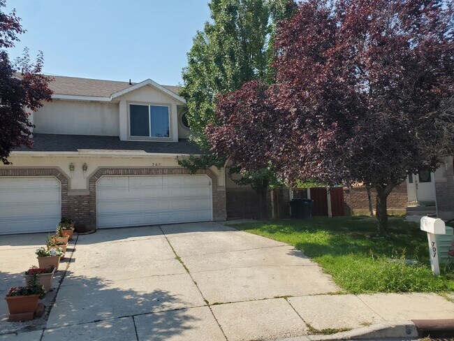 Photo - 3 Bed/ 2 Bath Townhome with fully fenced yard