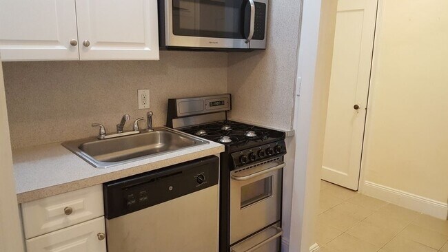 kitchen - 465 W 51st St