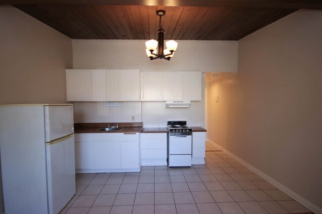 Building Photo - 210 S Oak Knoll Ave