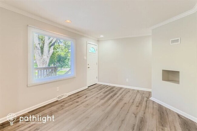 Foto del edificio - 504 E Oak St, Lake in the Hills, IL, 60156