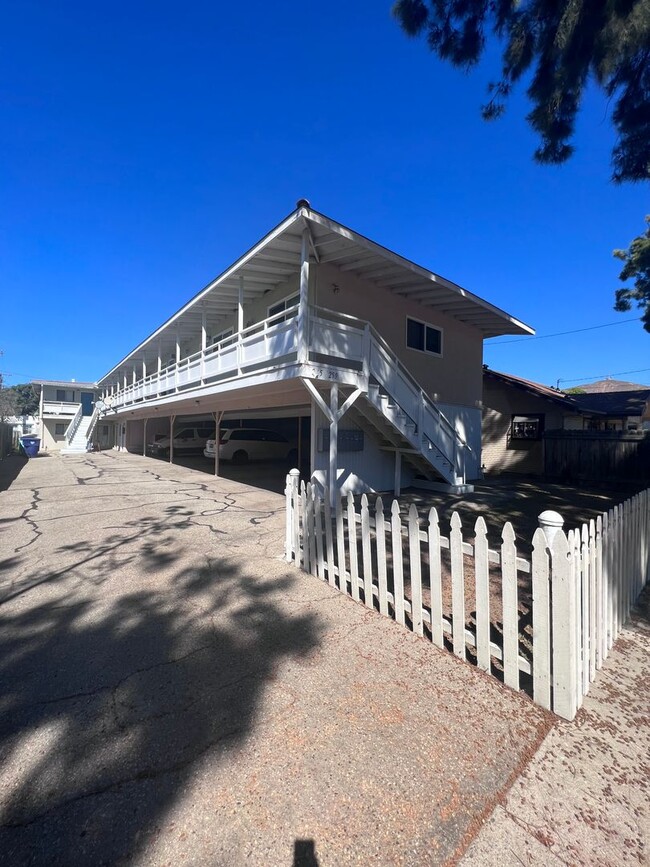 Building Photo - Midtown Ventura - One bedroom, one bath up...