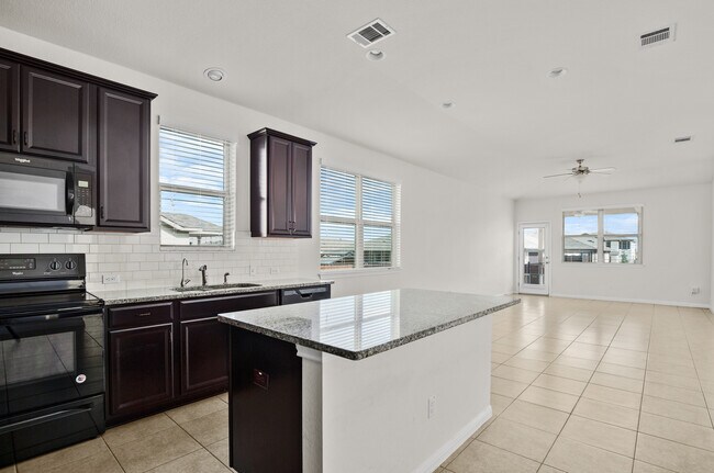 Building Photo - 19213 Quebrada Dr