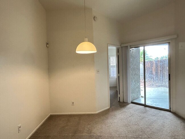 Foto del edificio - 2 Bedroom, 2 Bathroom Updated Condo