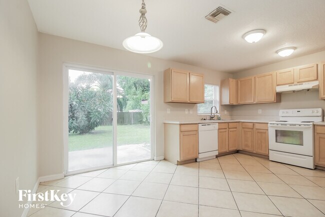 Building Photo - 2205 Pine St