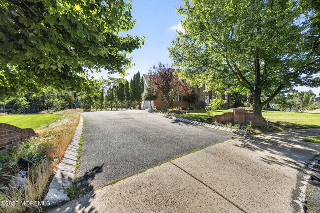 Building Photo - 14 Heathrow Ct