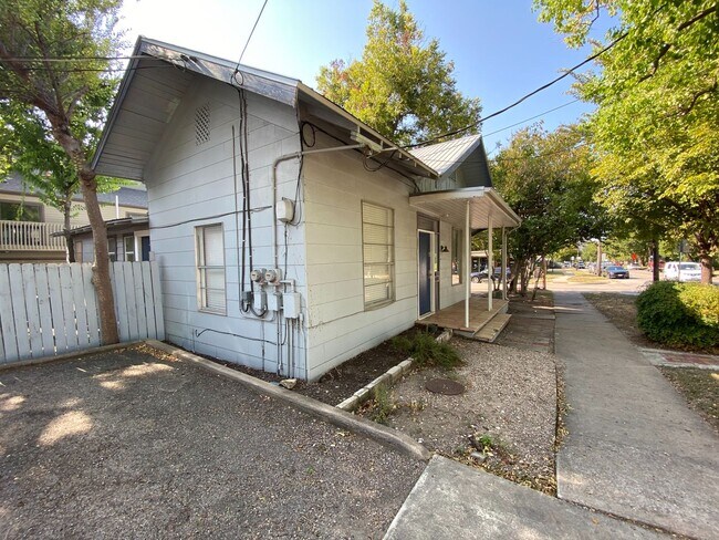 Foto del edificio - Charming & Updated 3 BR / 2 BA House Downtown & Walking Distance to the University of TX / Wood F...