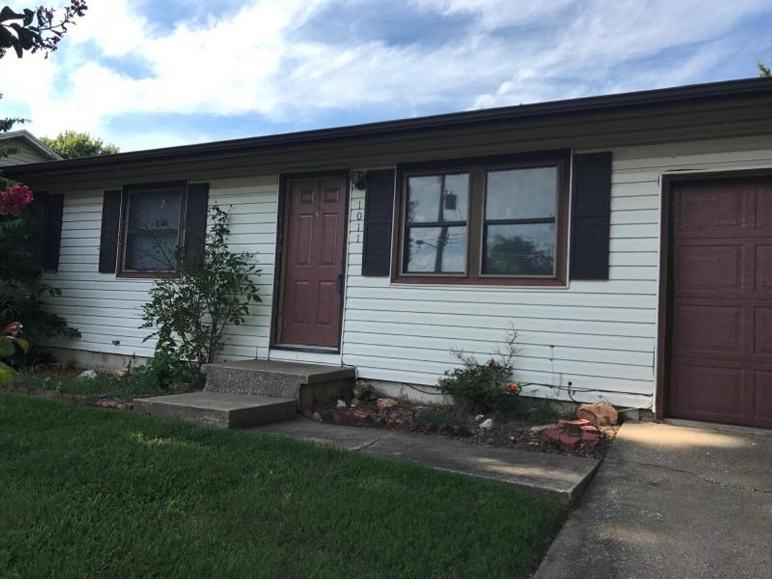 Primary Photo - 3 bedroom 1 bath house for rent